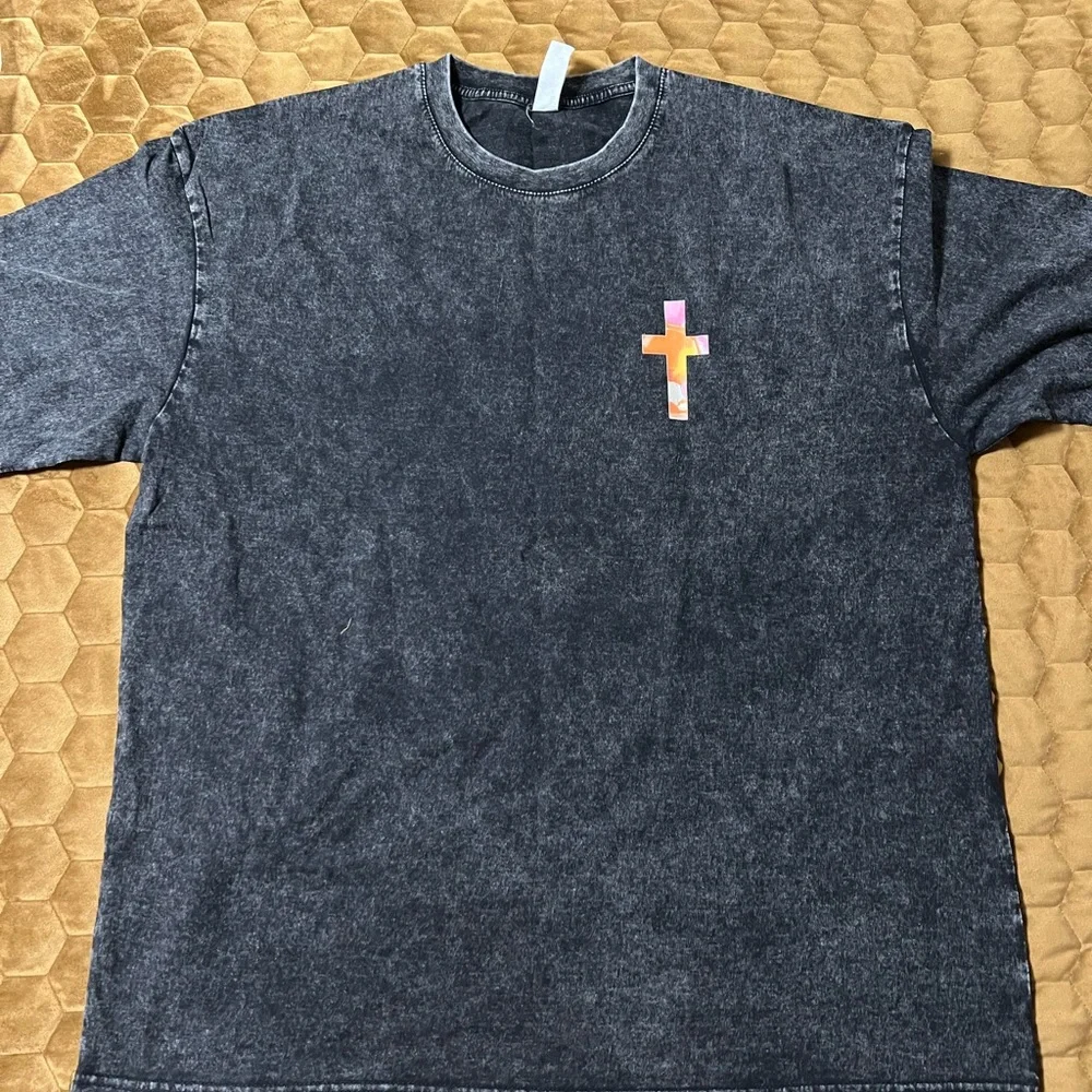 Men’s XL Heathered Black T-Shirt with Colorful Cross Design and Bible verse - Picture 1 of 11